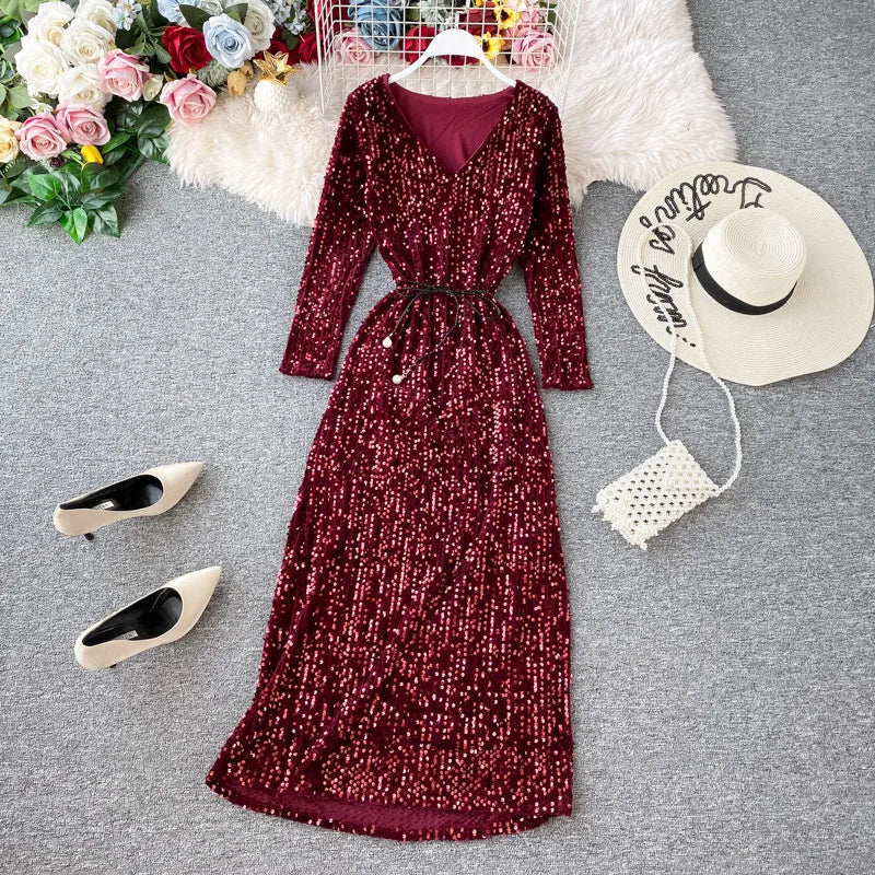 Kleid mit Pailletten, V-Ausschnitt und Schnürung in der Taille