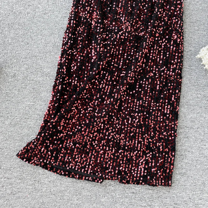 Kleid mit Pailletten, V-Ausschnitt und Schnürung in der Taille