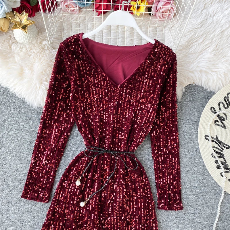 Kleid mit Pailletten, V-Ausschnitt und Schnürung in der Taille