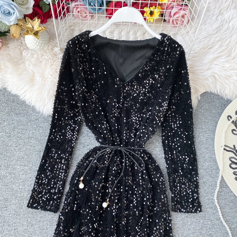 Kleid mit Pailletten, V-Ausschnitt und Schnürung in der Taille