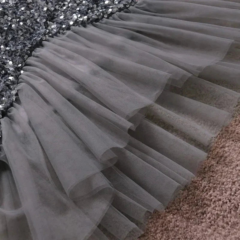 Pailletten-Kleid mit Flügelärmeln
