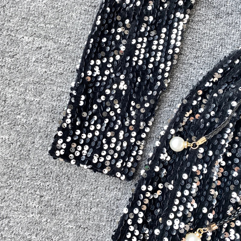Kleid mit Pailletten, V-Ausschnitt und Schnürung in der Taille