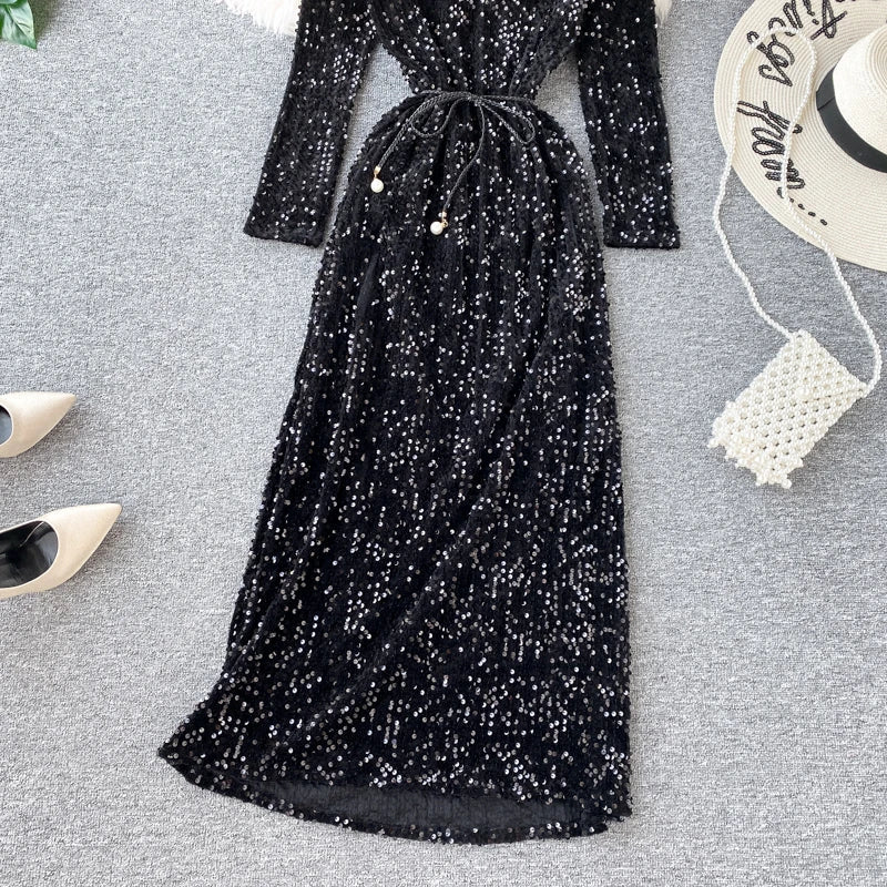 Kleid mit Pailletten, V-Ausschnitt und Schnürung in der Taille