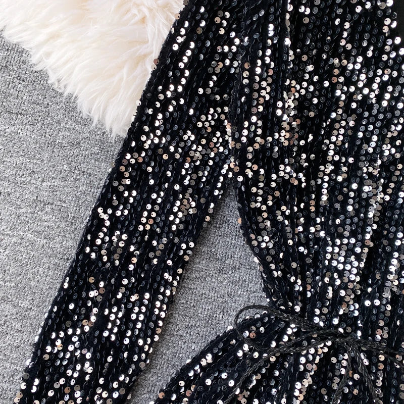 Kleid mit Pailletten, V-Ausschnitt und Schnürung in der Taille
