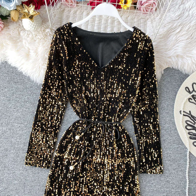 Kleid mit Pailletten, V-Ausschnitt und Schnürung in der Taille