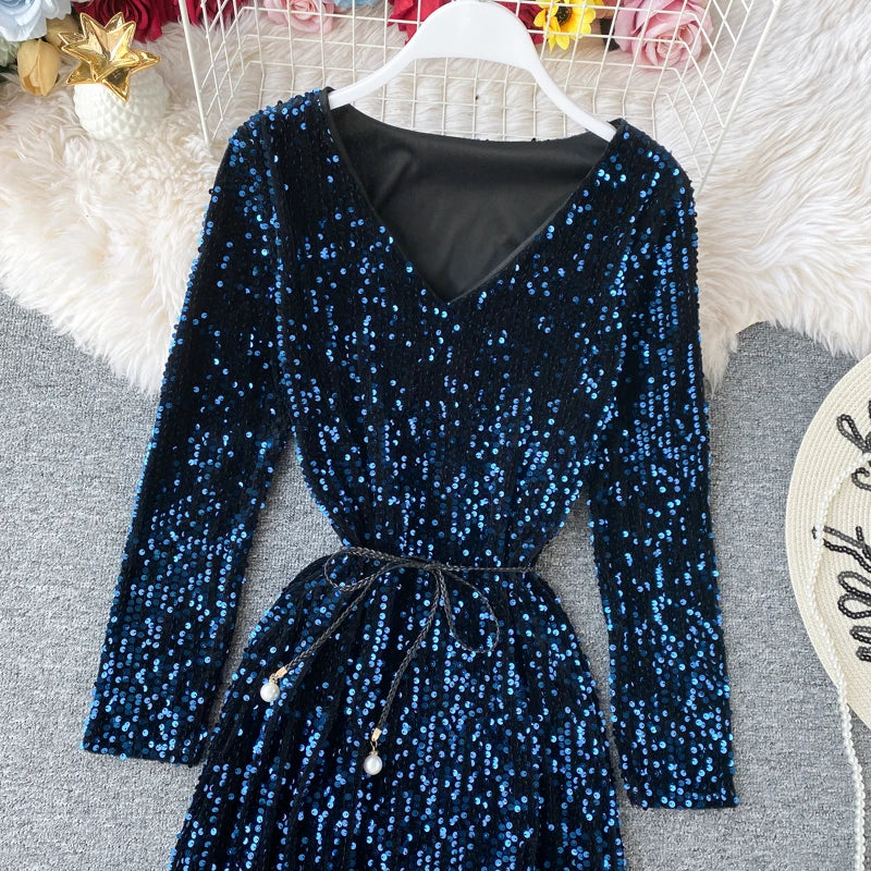 Kleid mit Pailletten, V-Ausschnitt und Schnürung in der Taille