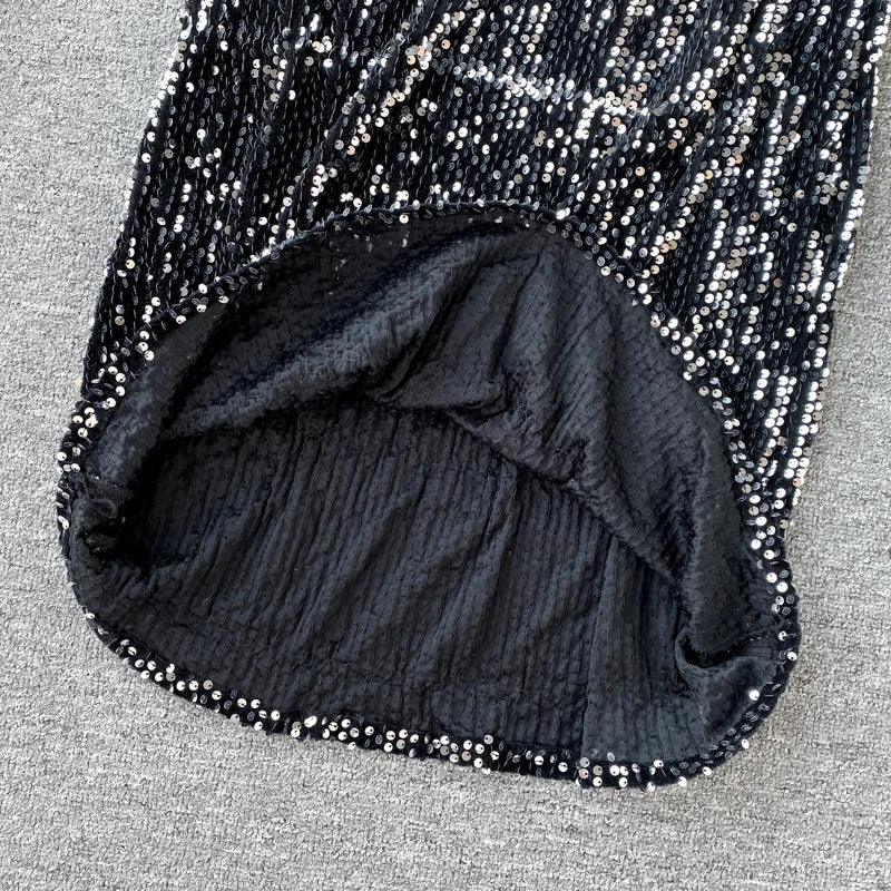 Kleid mit Pailletten, V-Ausschnitt und Schnürung in der Taille