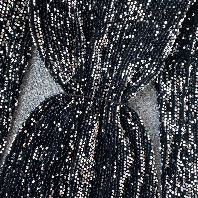 Kleid mit Pailletten, V-Ausschnitt und Schnürung in der Taille