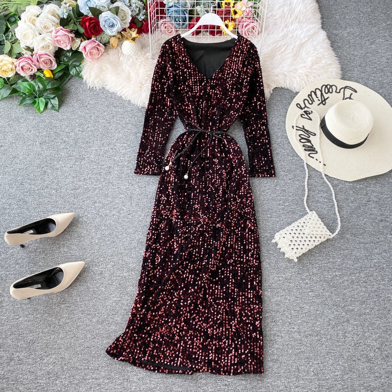 Kleid mit Pailletten, V-Ausschnitt und Schnürung in der Taille