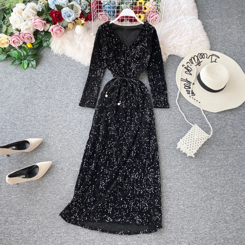 Kleid mit Pailletten, V-Ausschnitt und Schnürung in der Taille