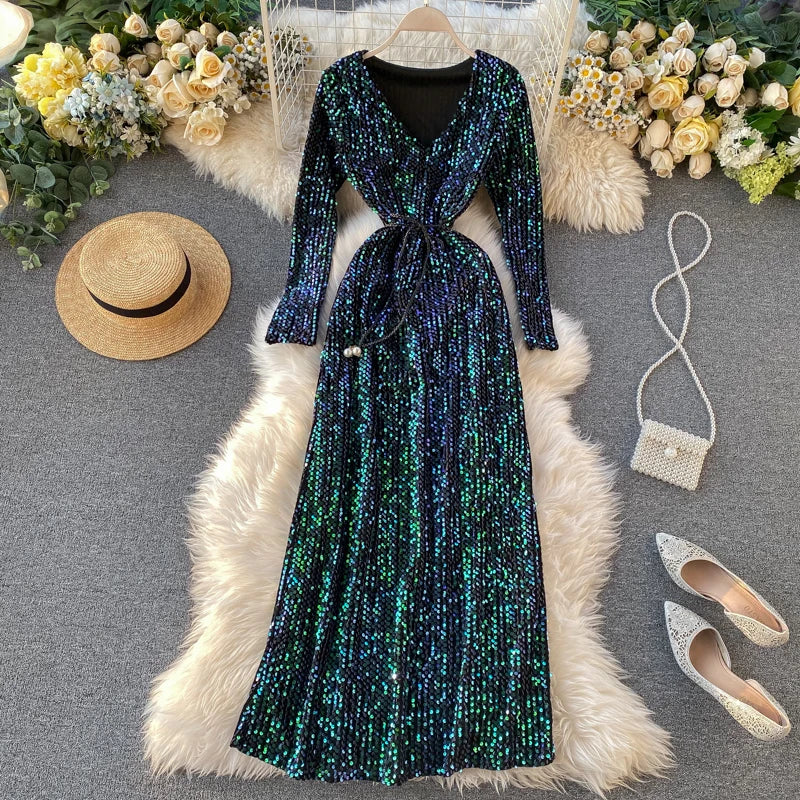 Kleid mit Pailletten, V-Ausschnitt und Schnürung in der Taille