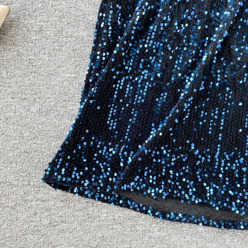 Kleid mit Pailletten, V-Ausschnitt und Schnürung in der Taille