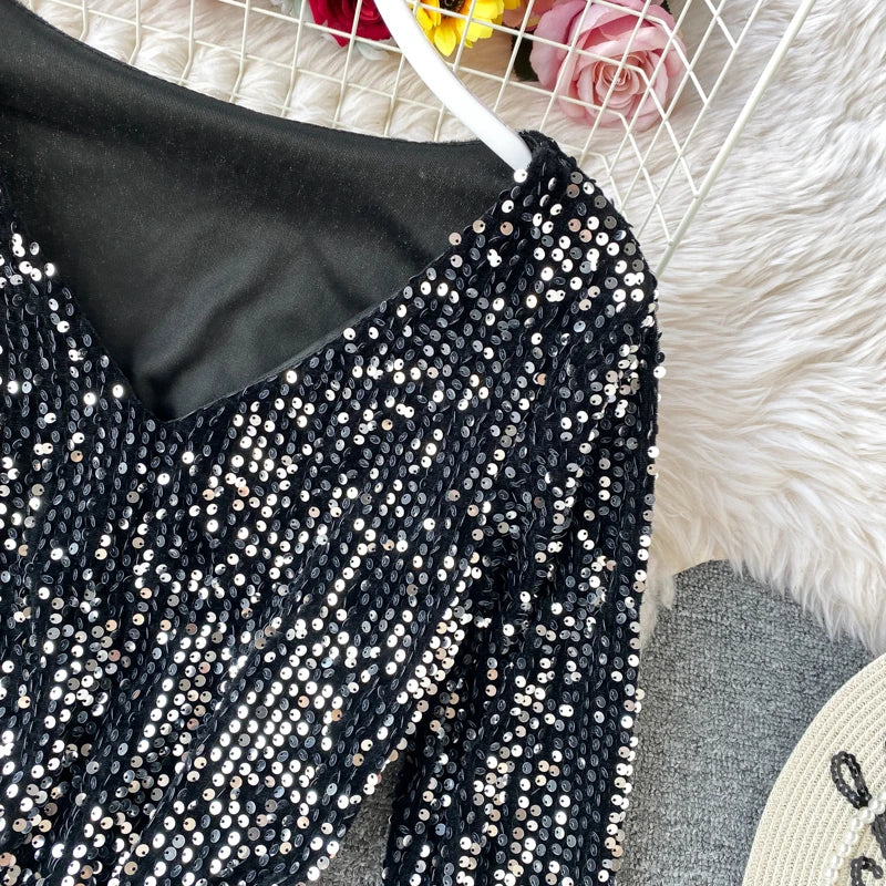 Kleid mit Pailletten, V-Ausschnitt und Schnürung in der Taille