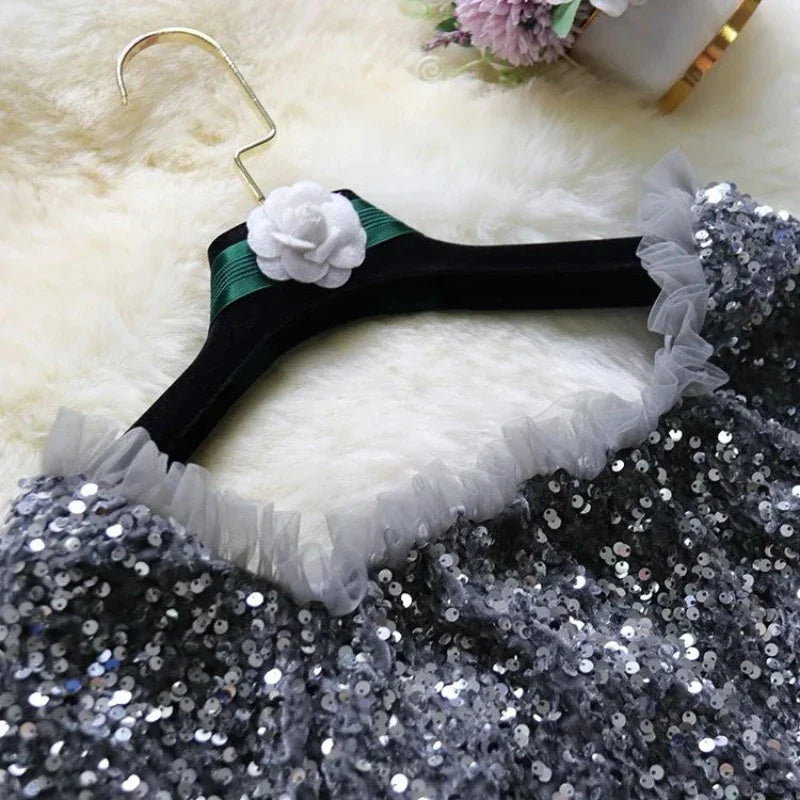 Pailletten-Kleid mit Flügelärmeln
