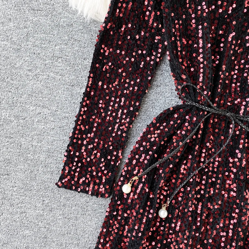 Kleid mit Pailletten, V-Ausschnitt und Schnürung in der Taille