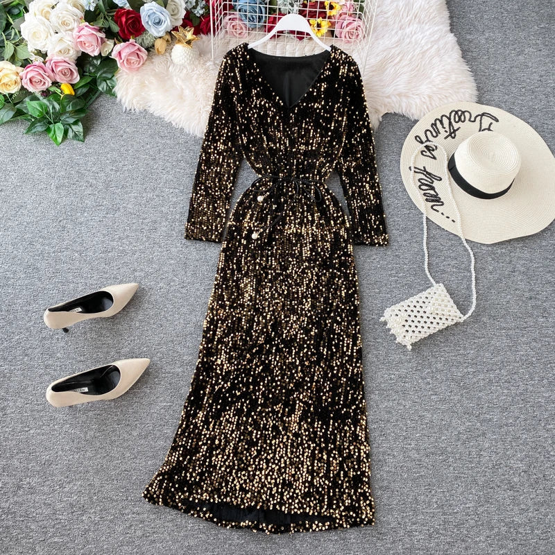 Kleid mit Pailletten, V-Ausschnitt und Schnürung in der Taille