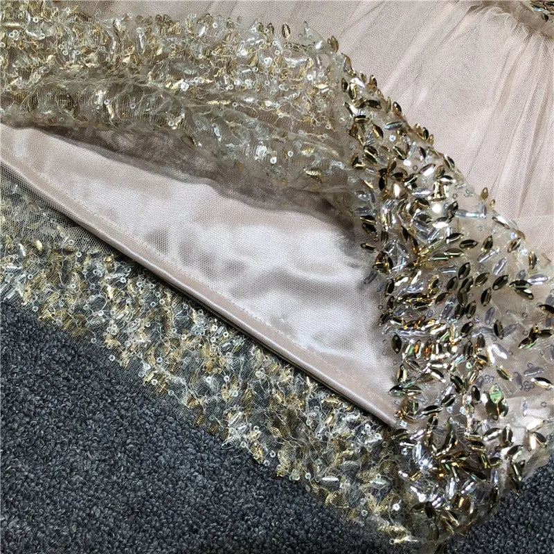 Plissierte beige Pailletten-Robe