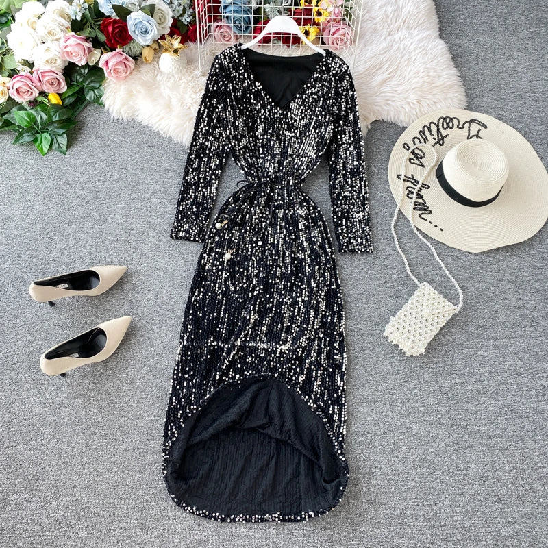 Kleid mit Pailletten, V-Ausschnitt und Schnürung in der Taille