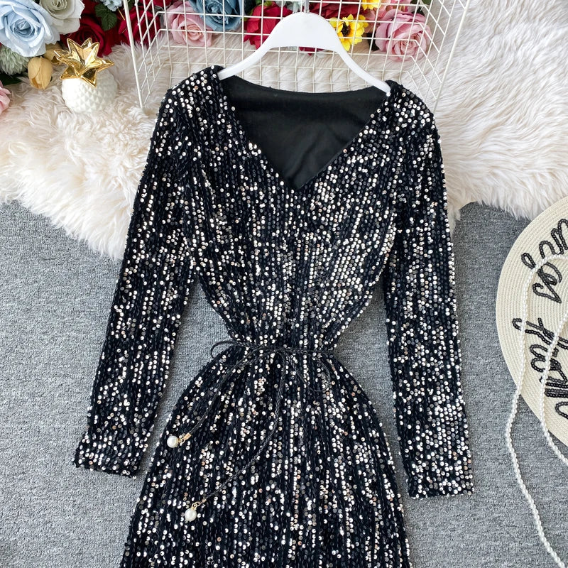Kleid mit Pailletten, V-Ausschnitt und Schnürung in der Taille