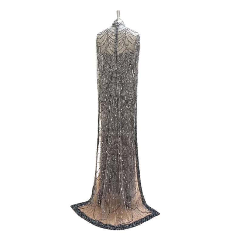 Abendkleid mit Pailletten und Perlen