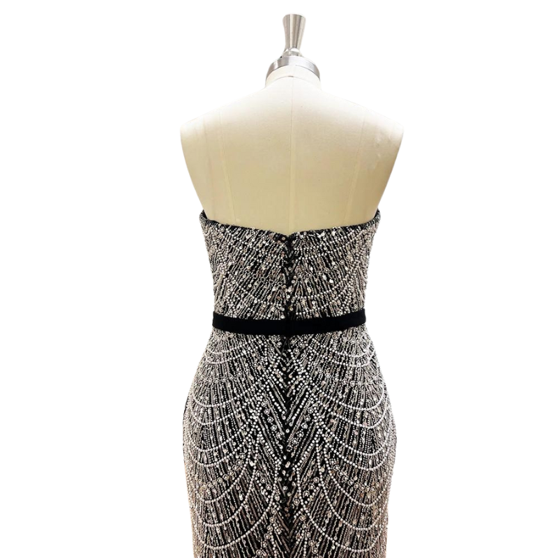 Abendkleid mit Pailletten und Perlen