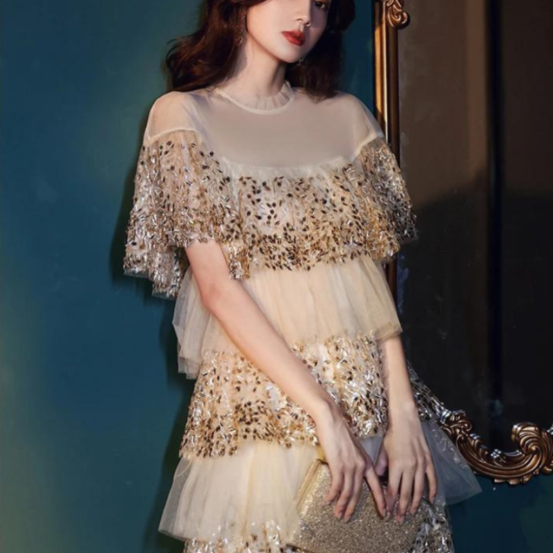 Beige Pailletten-Kleid mit Plissee aus Mousseline