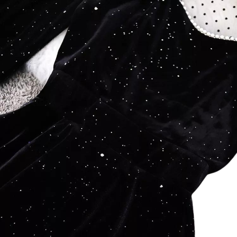 Schwarzes Samtkleid mit Pailletten