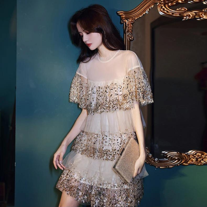 Beige Pailletten-Kleid mit Plissee aus Mousseline