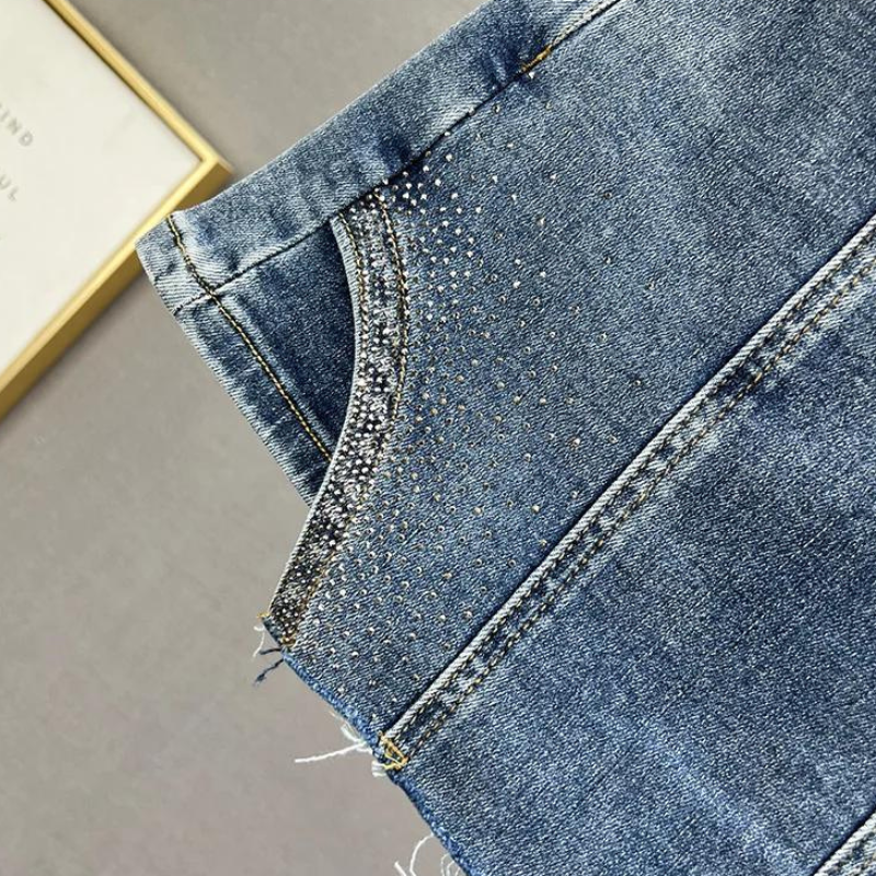 Kurzer Strass-Jeans