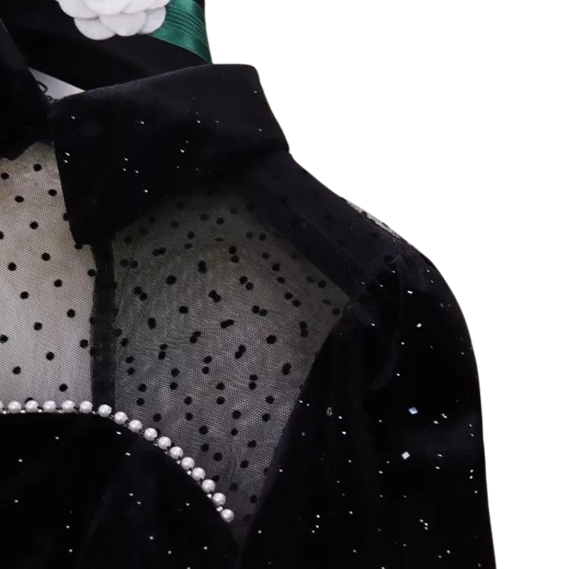 Schwarzes Samtkleid mit Pailletten