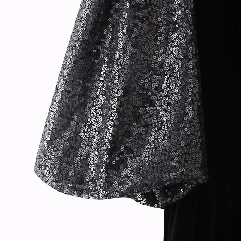Schwarzes T-Shirt-Kleid mit Paillettenärmeln aus Samt