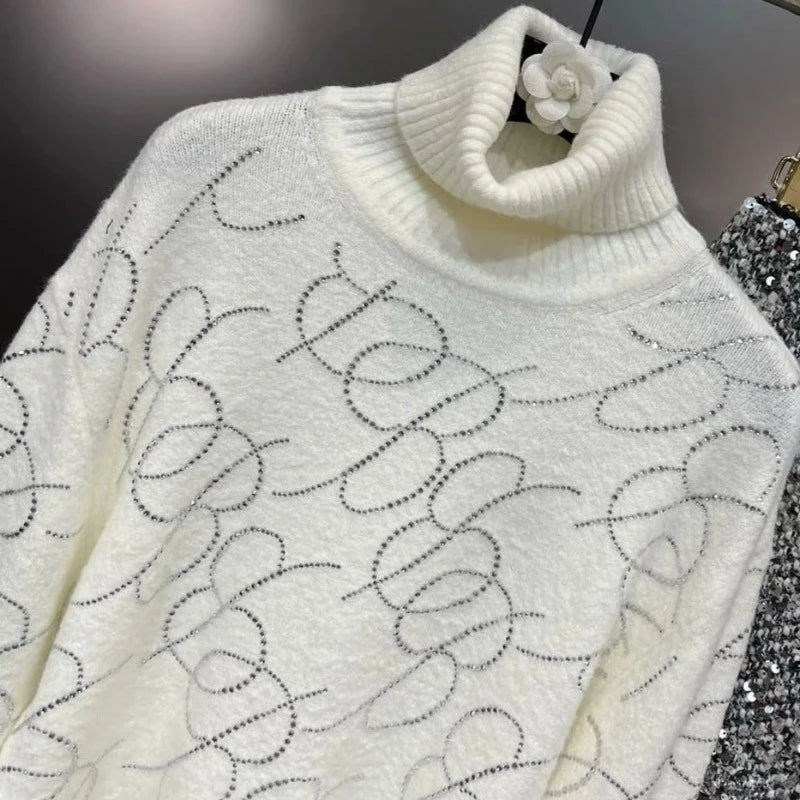 Faltenrock und Rollkragenpullover mit Pailletten und Strass