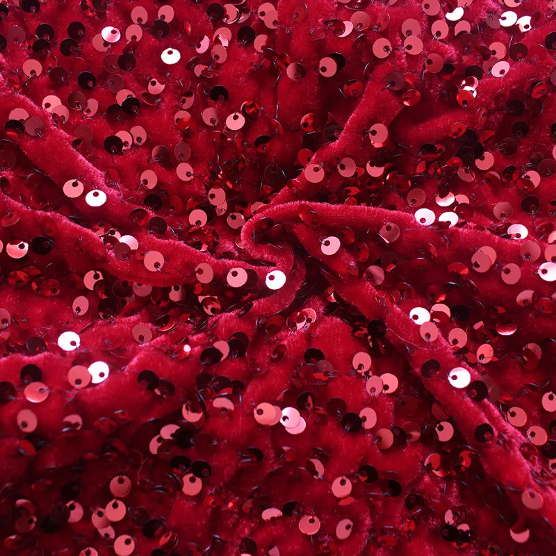 Schlauchkleid mit Pailletten, seitlich geschnitten, ein Schulterfrei