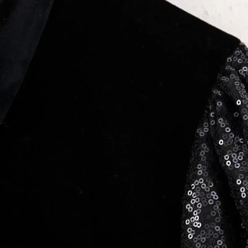 Schwarzes T-Shirt-Kleid mit Paillettenärmeln aus Samt
