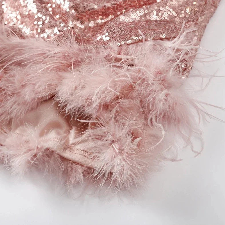 Pailletten-Kleid mit unteren Pelzdetails