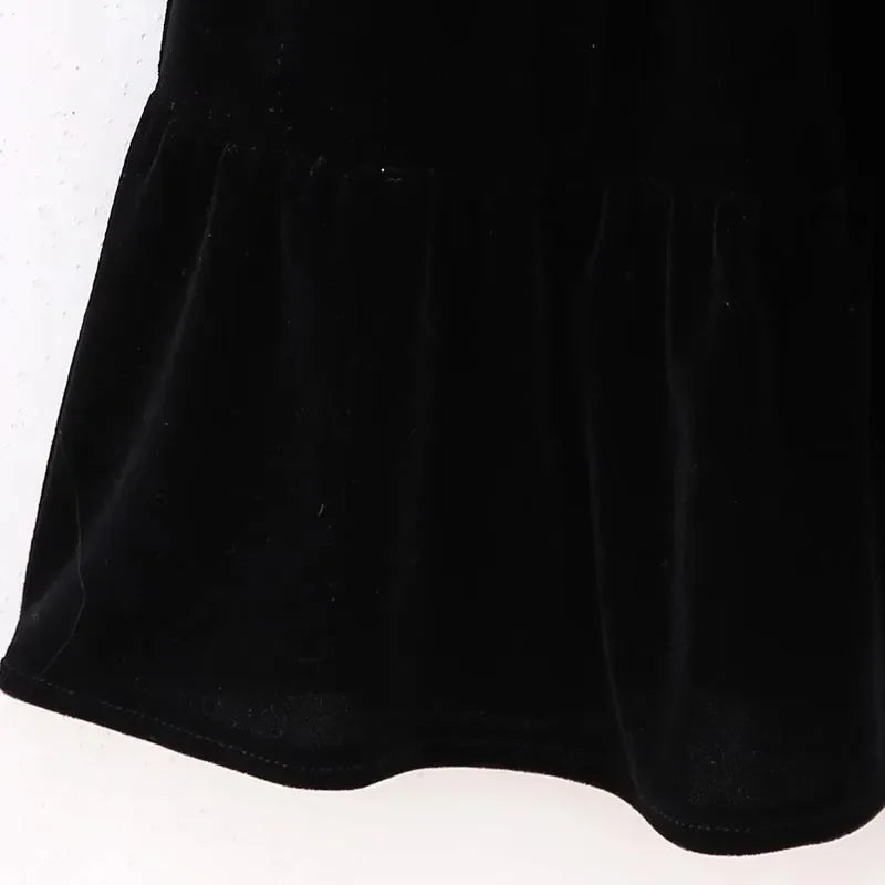 Schwarzes T-Shirt-Kleid mit Paillettenärmeln aus Samt