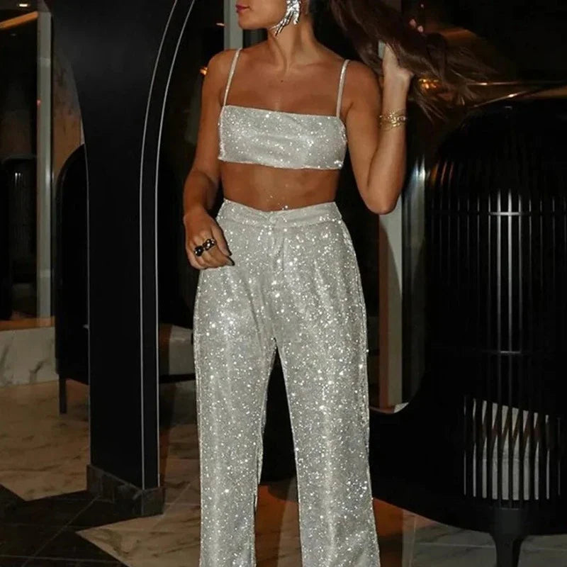 Haut und Hose mit silbernen Pailletten