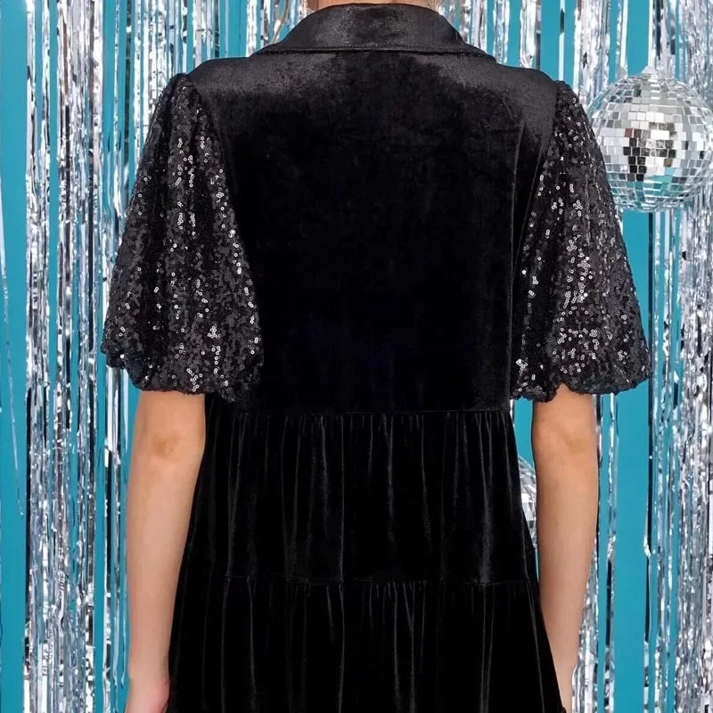 Schwarzes T-Shirt-Kleid mit Paillettenärmeln aus Samt