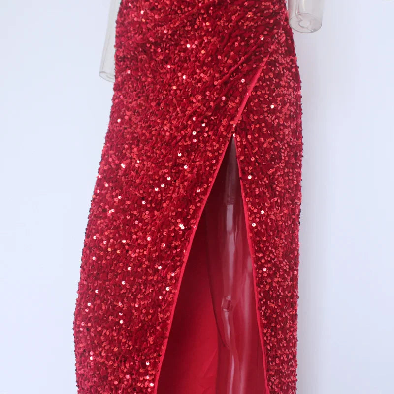 Schlauchkleid mit Pailletten, seitlich geschnitten, ein Schulterfrei