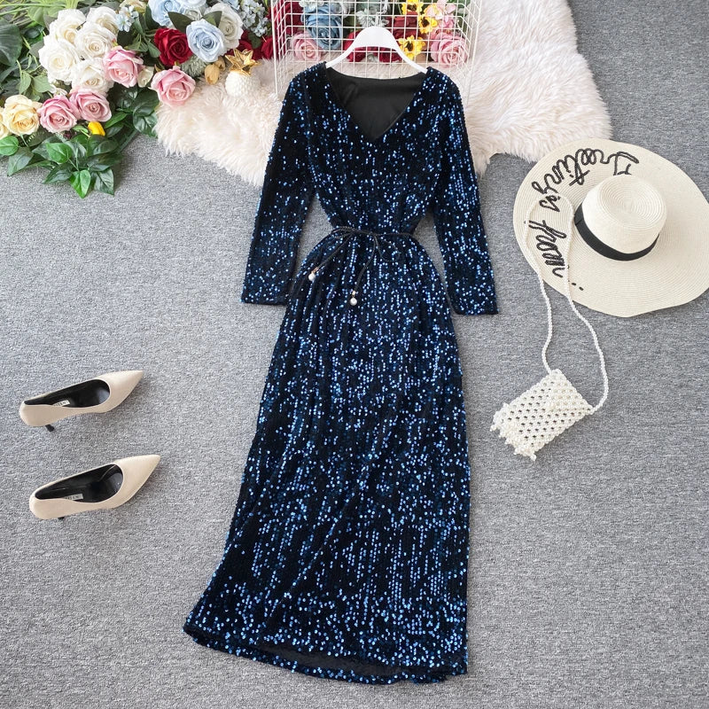 Kleid mit Pailletten, V-Ausschnitt und Schnürung in der Taille