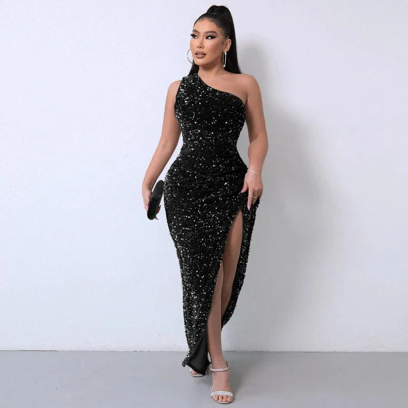 Schlauchkleid mit Pailletten, seitlich geschnitten, ein Schulterfrei