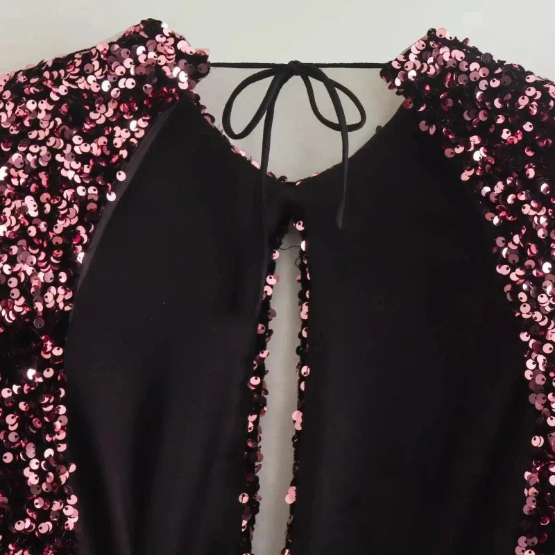 Auffälliges lila Pailletten-Kleid