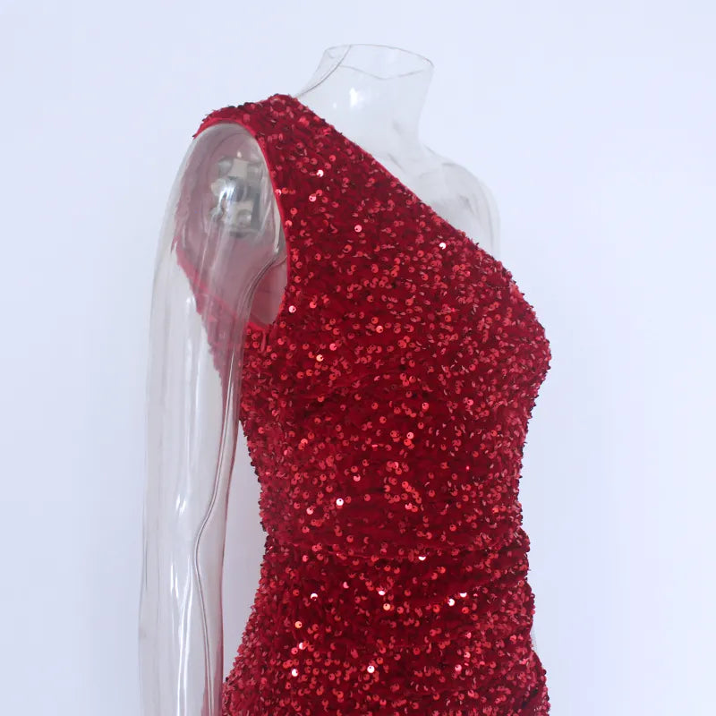 Schlauchkleid mit Pailletten, seitlich geschnitten, ein Schulterfrei
