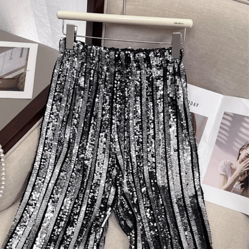 Damenshorts mit Pailletten und Streifen