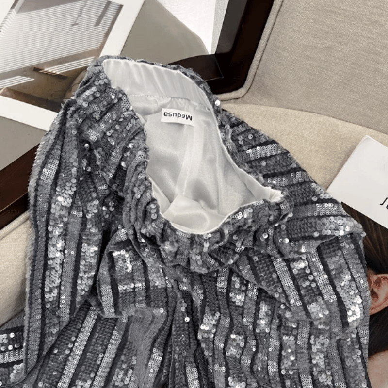 Damenshorts mit Pailletten und Streifen