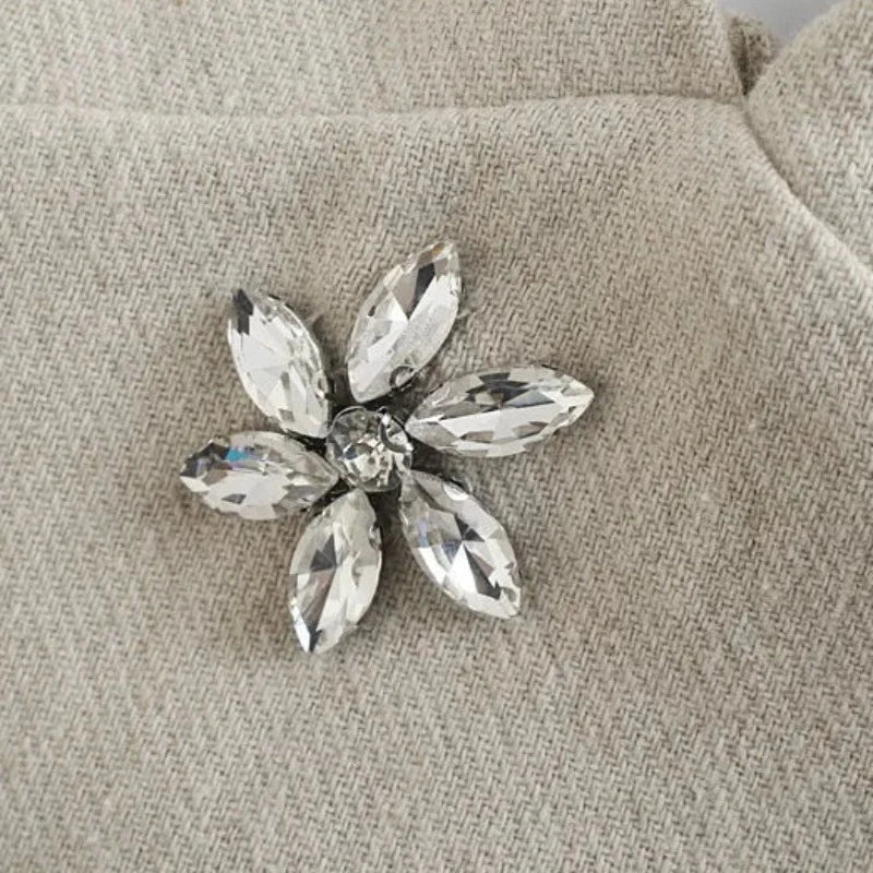 Kurzes beiges Kleid mit Glitzerblumen