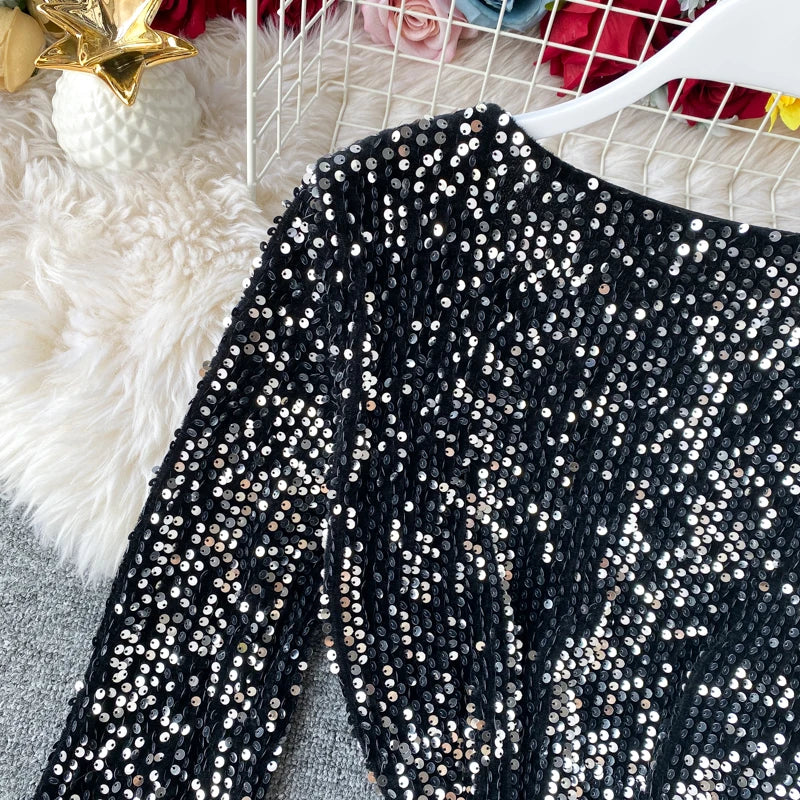 Kleid mit Pailletten, V-Ausschnitt und Schnürung in der Taille