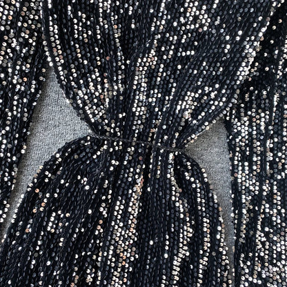 Kleid mit Pailletten, V-Ausschnitt und Schnürung in der Taille