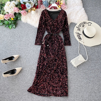 Kleid mit Pailletten, V-Ausschnitt und Schnürung in der Taille