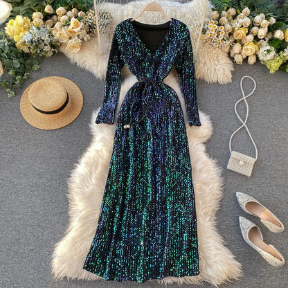 Kleid mit Pailletten, V-Ausschnitt und Schnürung in der Taille